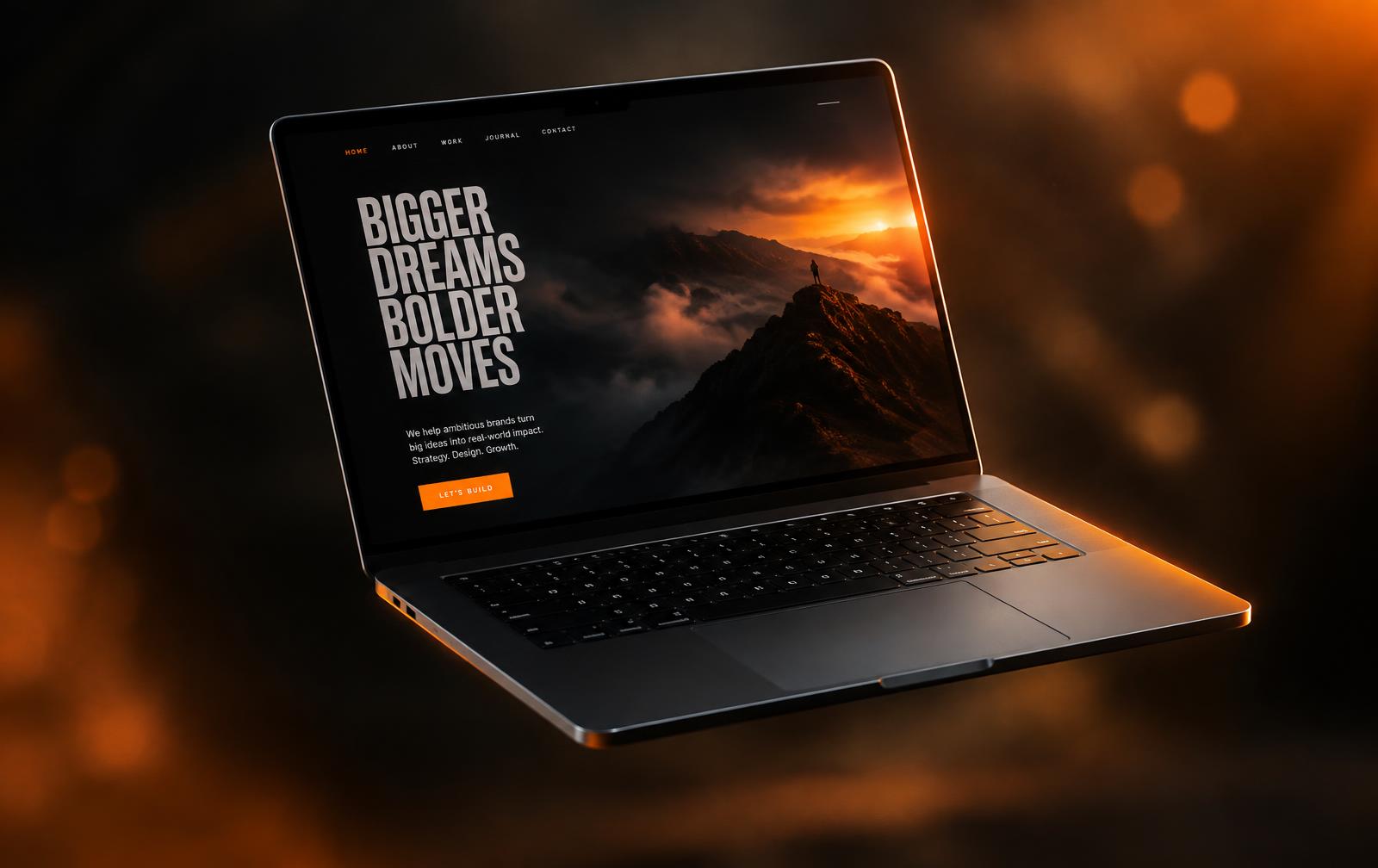 Site cinematográfico pronto apresentado em notebook com luz de comercial